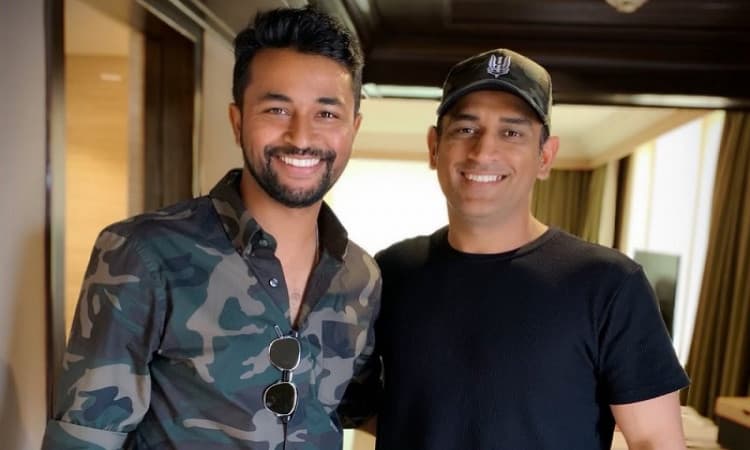 Pragyan Ojha and MS Dhoni